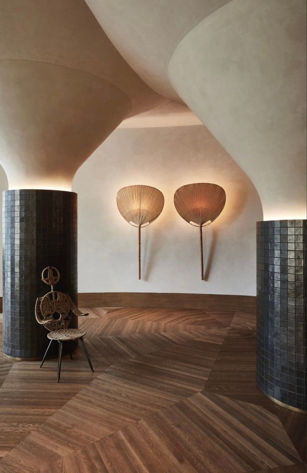 Curved walls and ceiling in Meoded Marmorino Tintoretto, lit from below